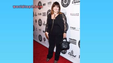 Danielle Brisebois | Bio, Age, Height, Net Worth (2023), Family