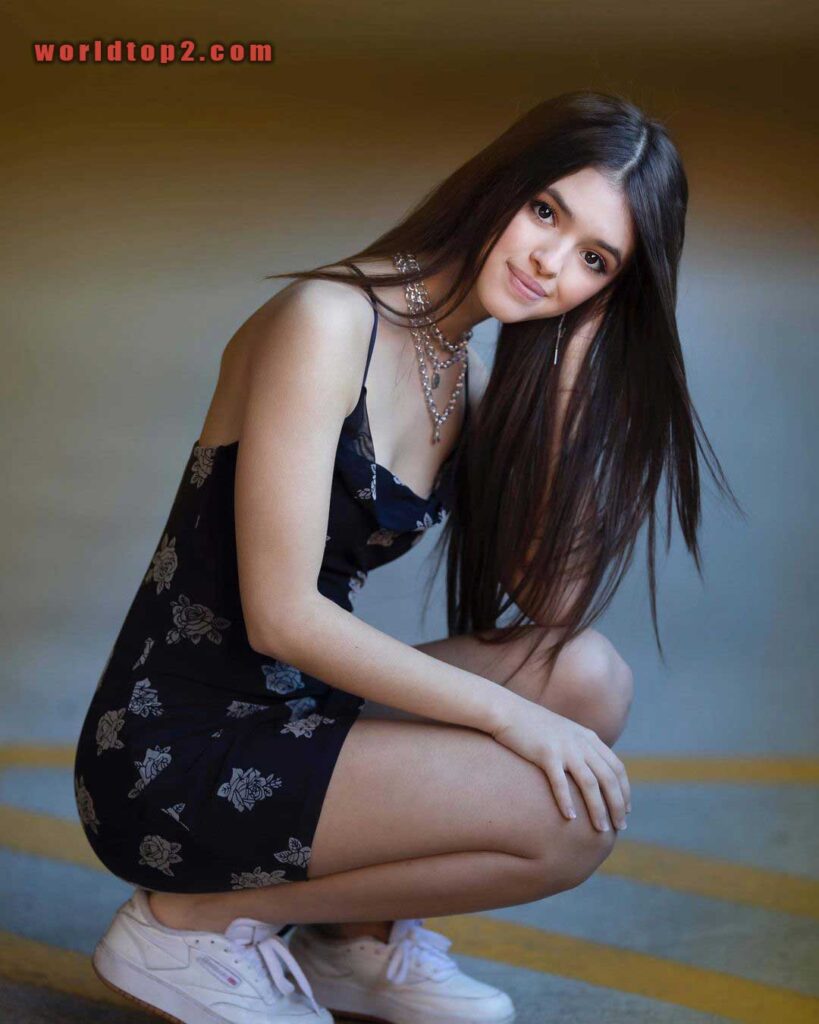 Adriana Camposano model