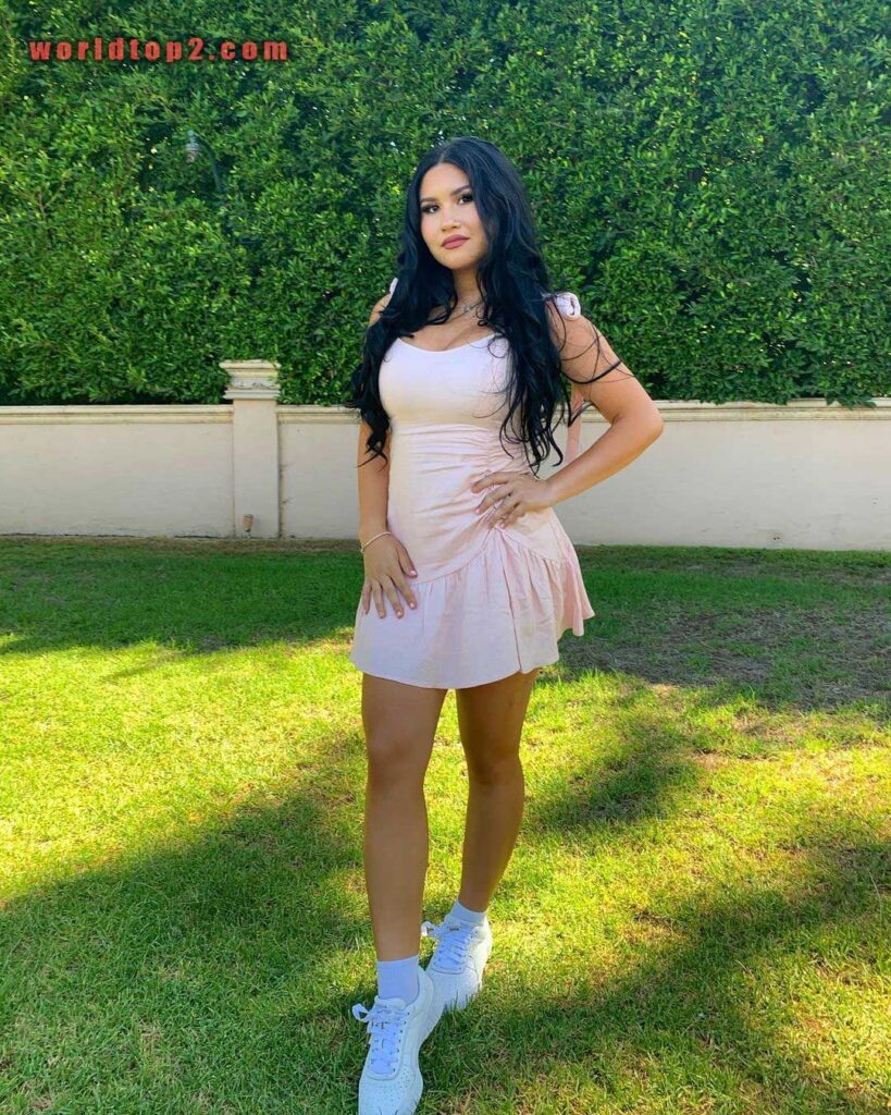 Dezi Saenz bio wiki facts