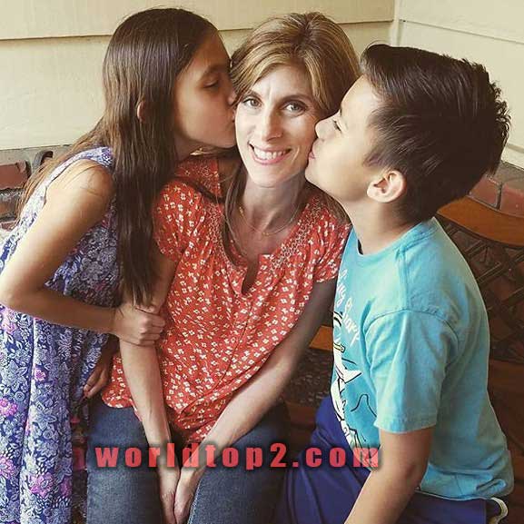 JillianTubeHD with her mother and brother