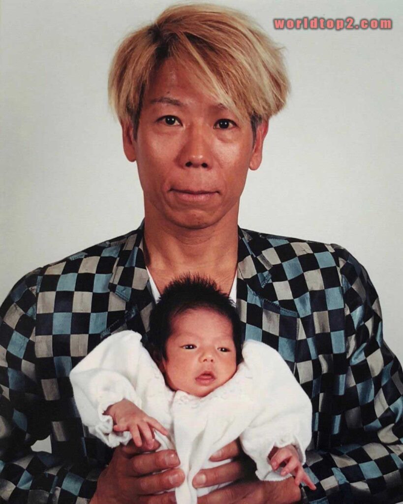 Ashima Shiraishi with her father in childhood days