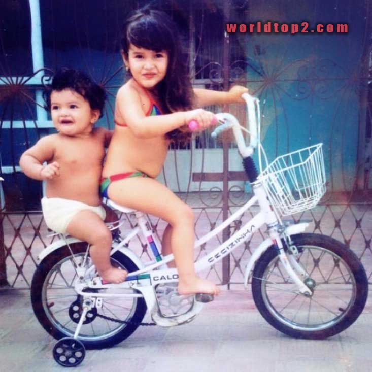 Juliette Freire with her sister in childhood