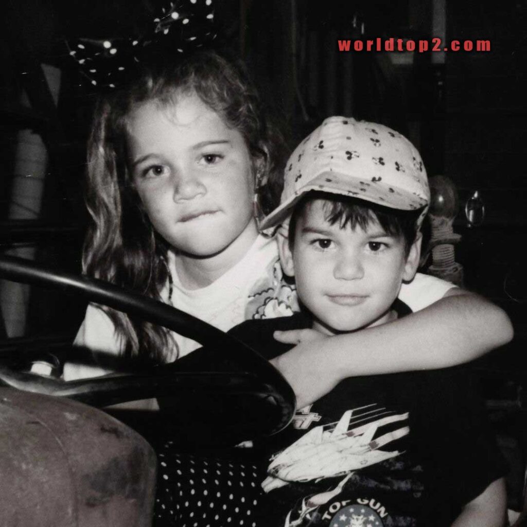 Khloe Kardashian with her brother Rob Kardashian when they both were child