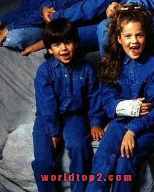 Rob Kardashian with his sister Khloé Kardashian when they were child