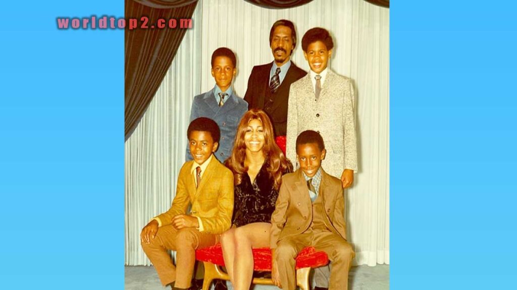 Linda Trippeter family photo with her siblings and father