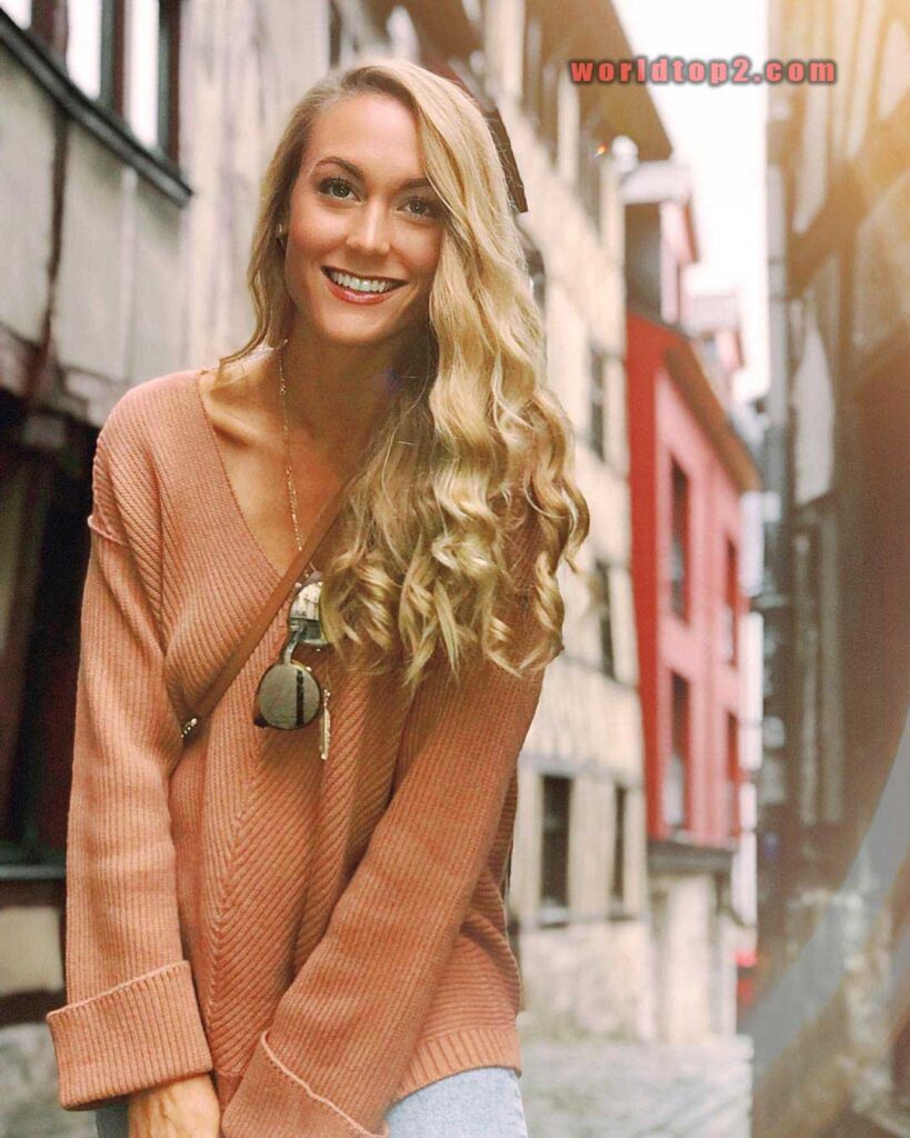Cassie De Pecol traveler & Author