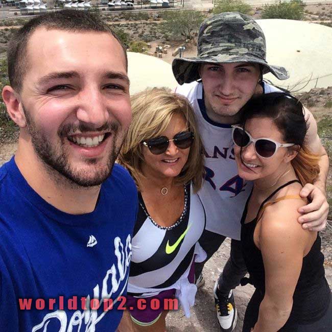 Dawson Gurley with his siblings
