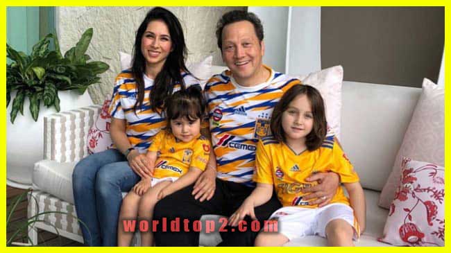 Miranda Scarlett Schneider with her father mother and sister