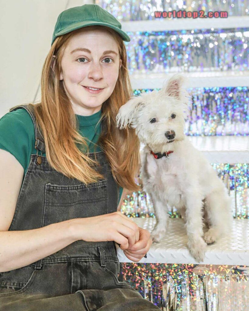 Simone Giertz with her pet cat
