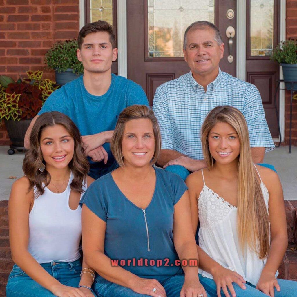 Hannah Ann Sluss with her parents and siblings