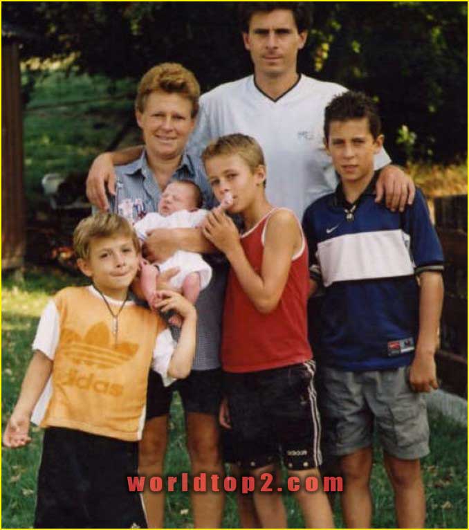 Thorgan Hazard with his brothers and parents when they were child