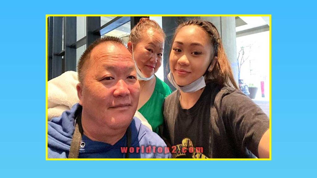 Sunisa Lee with her father and mother