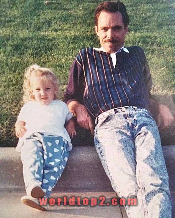 sarah klein with her father when she was child