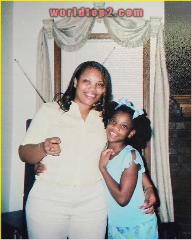 De'arra Taylor with her mother