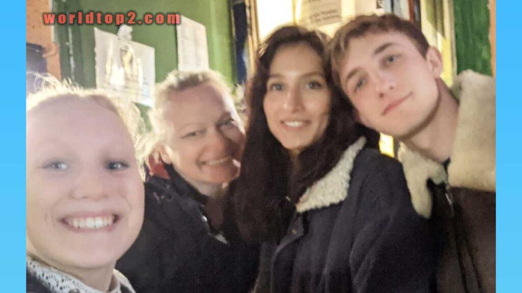 Helena Zengel with her mother and brother