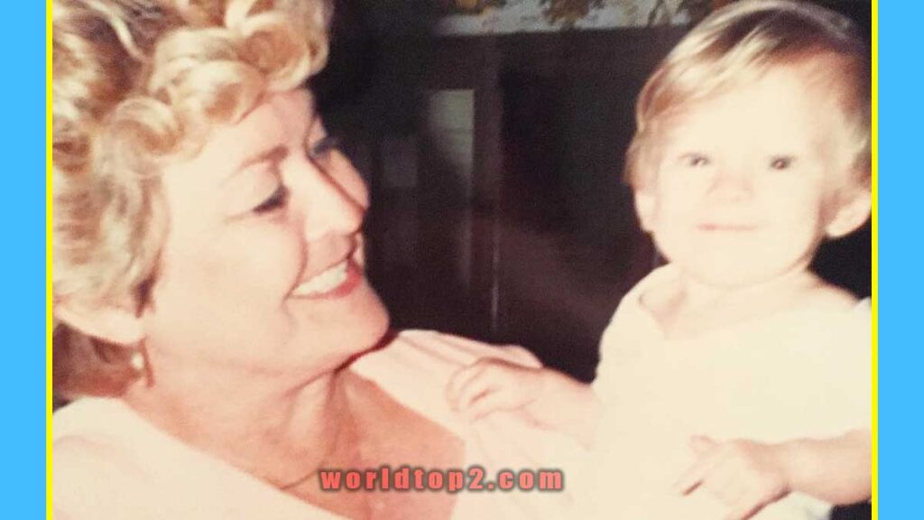 kari nautique with her mother when she was child