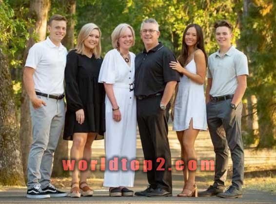 Abigail Heringer with her parents brother and sister