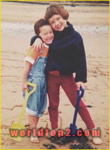 Abigail Heringer with her sister