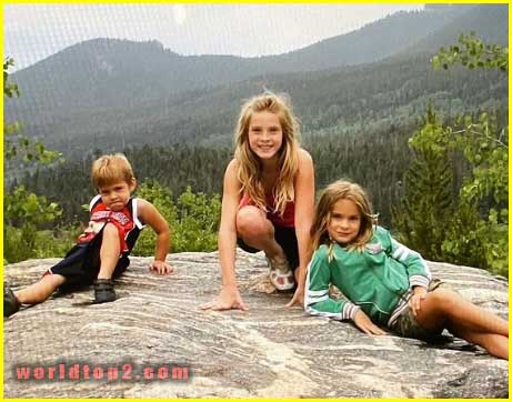 Brighton Sharbino childhood photo with her siblings
