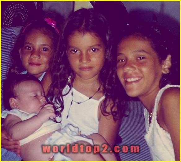 Sanna Meira with her sister and cousins
