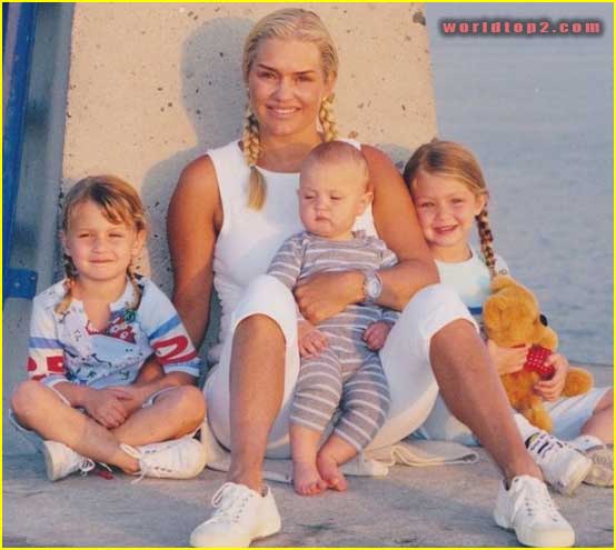 Yolanda Hadid with her son and daughter when they were kids