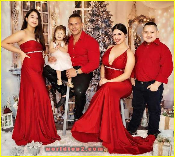 anailen santos with her husband and children