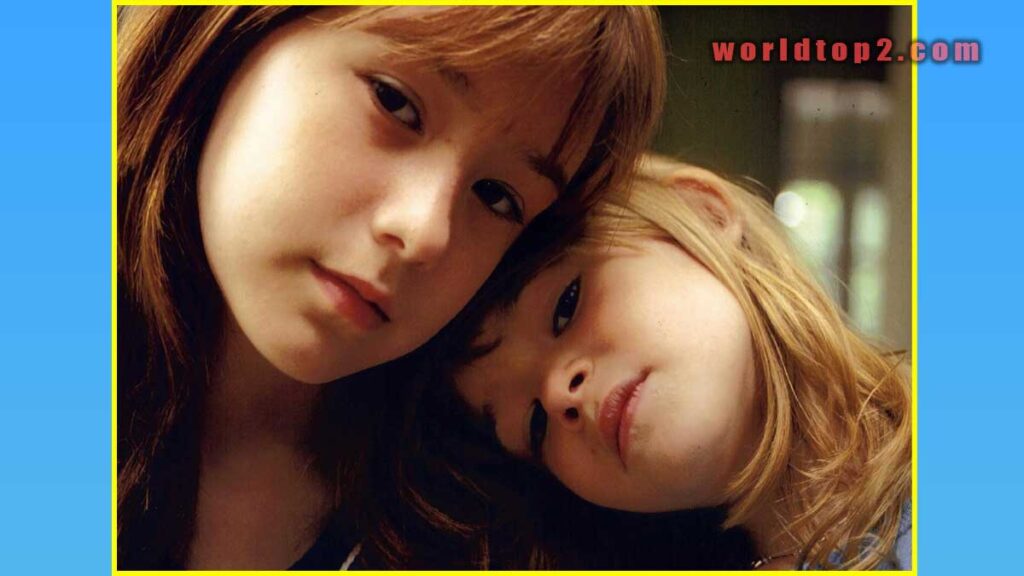 Chelsea Fagan with her sister