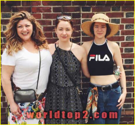 Chelsea Fagan with mother and sister