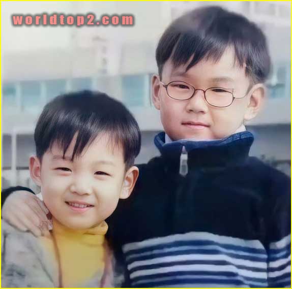 Jeon Jung hyun with his brother Jungkook