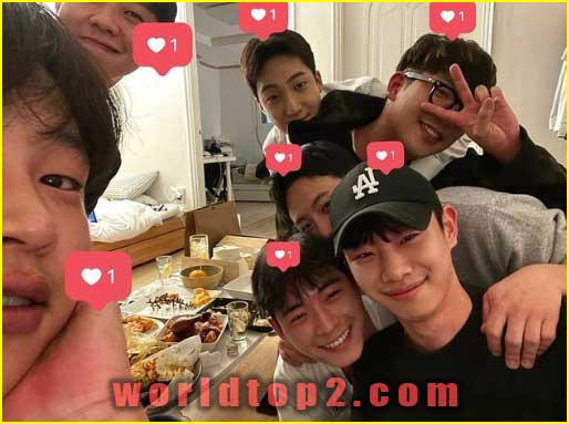 Park JiHyun with his brothers