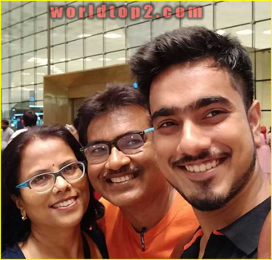 Unmesh Dinda with his father and mother