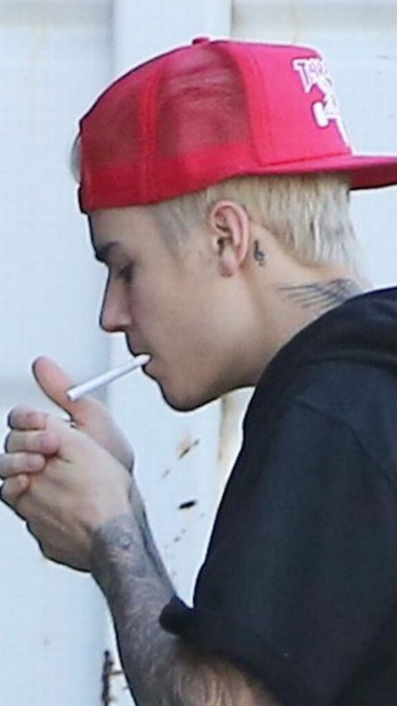 Justin Bieber smoking