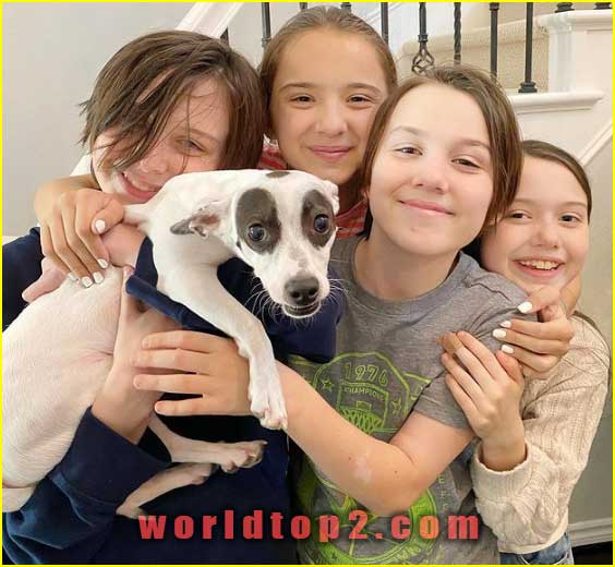 Violet McGraw with her siblings