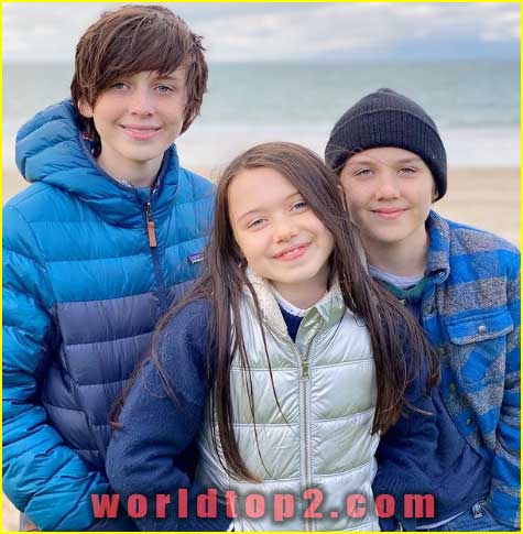 Violet McGraw with her brothers