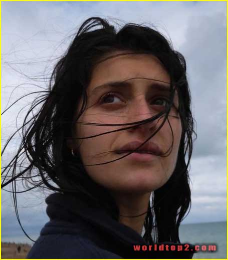 Anya Chalotra eye colour