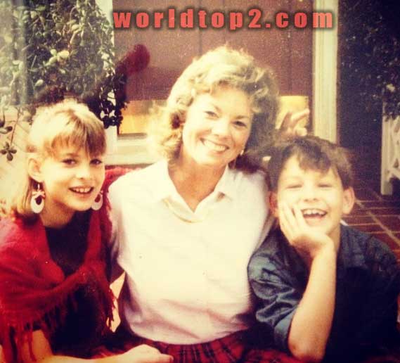 Ashley Underwood David with her mother and brother