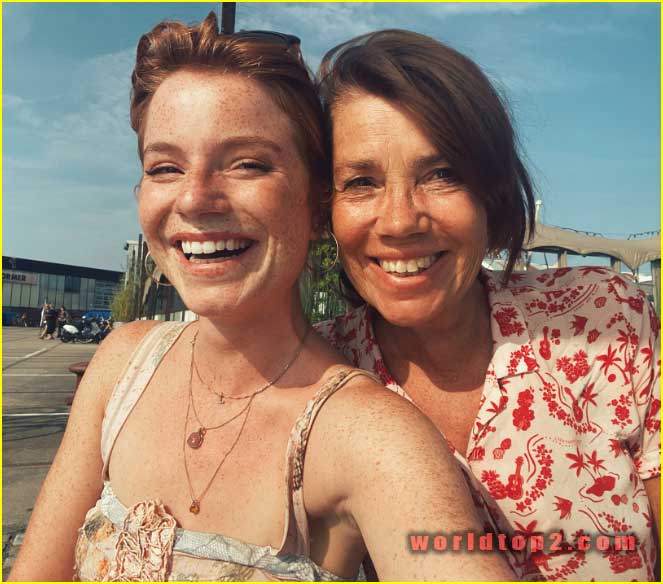 Luca Hollestelle with her mother