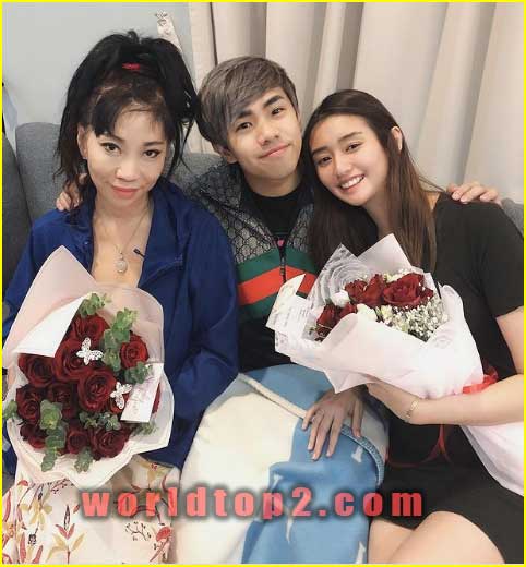 JianHao Tan with his mother and wife