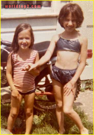 Leah Remini childhood photo with her older sister