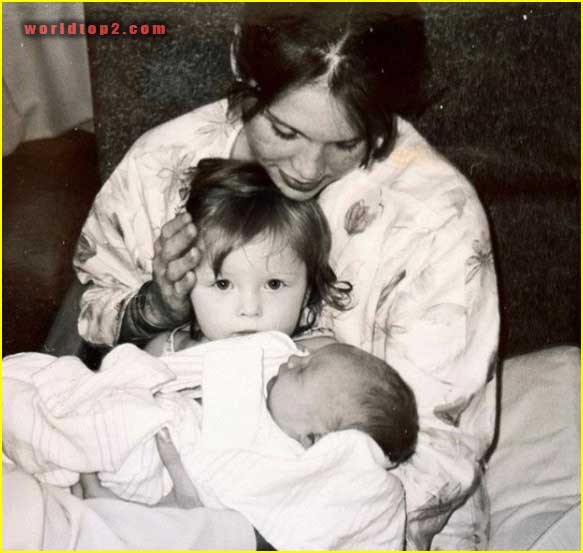 Tess Mcmillan child photo with her mother and brother