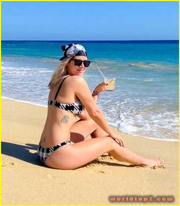 Kelly Rizzo in bikini