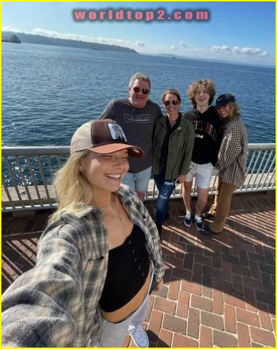 Ellie Thumann with her parents & Siblings