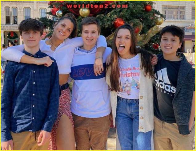 Hannah Meloche with her brothers and sister