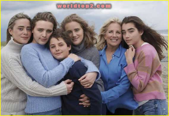 Hunter Biden II with his sisters and mother