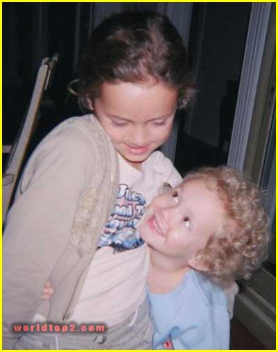 Maude Apatow with her sister