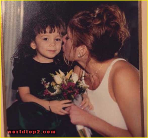 Monique Lynn childhood photo with her mother