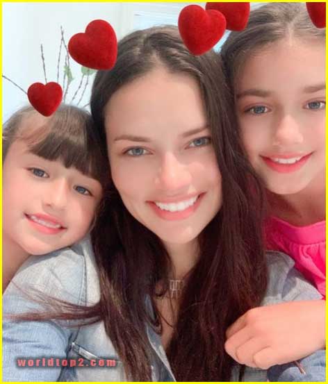 Sienna Lima Jarić with her sister and mother