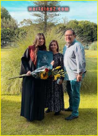 Alexa Rivera Villegas with her parents
