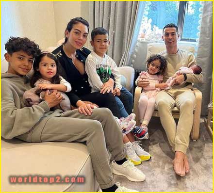 Cristiano Ronaldo with his new born-daughter