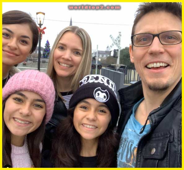 Evangeline Lomelino  with her parents and sisters